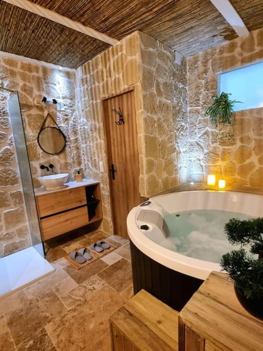 Les Spas De La Mer, Suite & Spa, Love Room, Plein Coeur Du Grau Le Grau-du-Roi Dış mekan fotoğraf